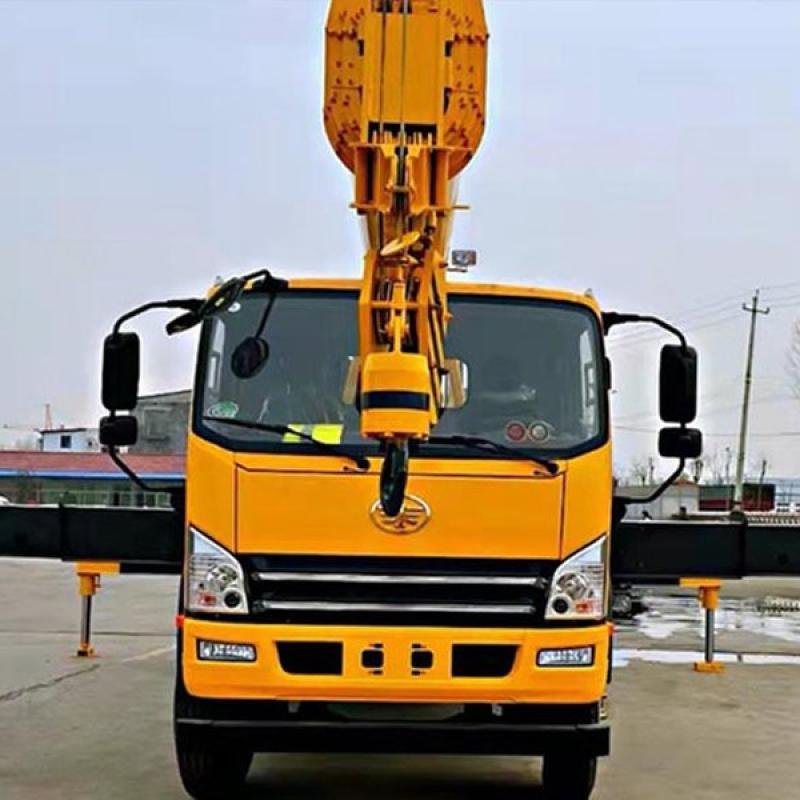 FAW 8~10 tons hydraulic landing leg mobile crane truck